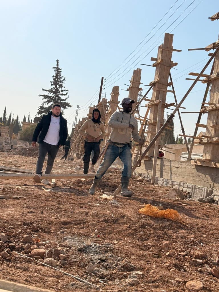 فريق LEGACY في موقع بناء